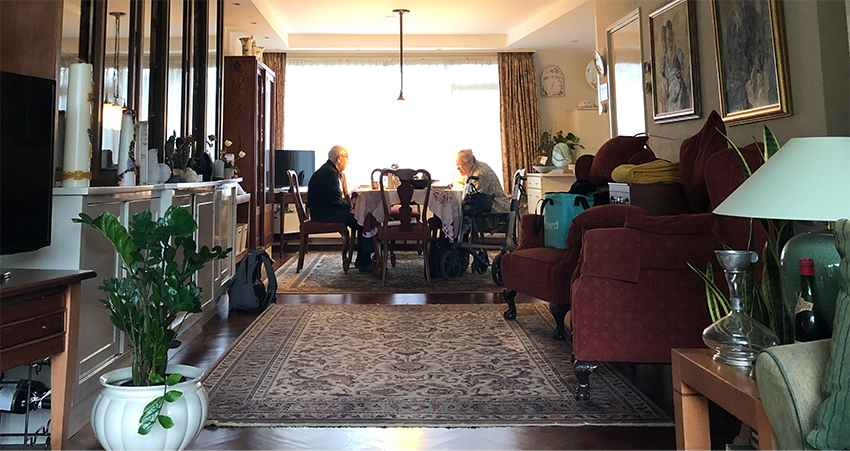 Henk en Emmy Bergman-Bijnen aan tafel op de Pastorielaan