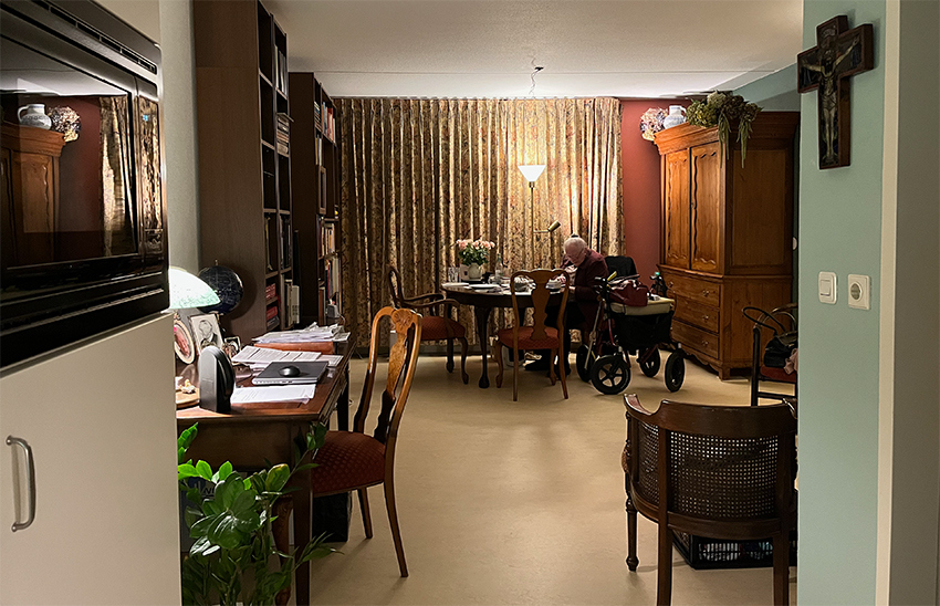 Emmy Bergman-Bijnen aan 'haar' kant van de tafel op Dreefpad