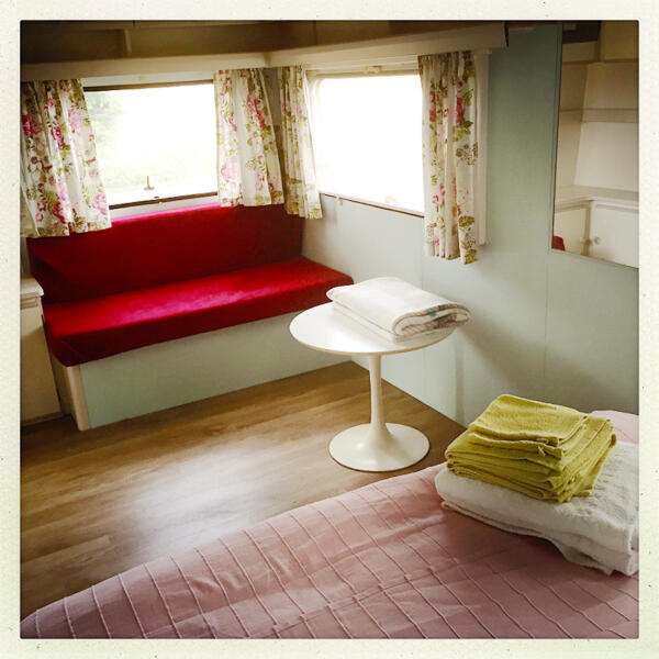 150805 6997 Caravane Bed Tafeltje Corr 850px