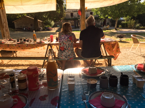 Ontbijt onder de hangar, met uitzicht op cour en La Talle